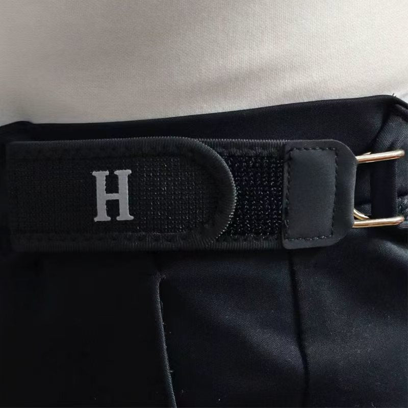 バックルなしベルト｜フロントにバックルがなく、ウエストまわりをすっきりと上品に見せます。